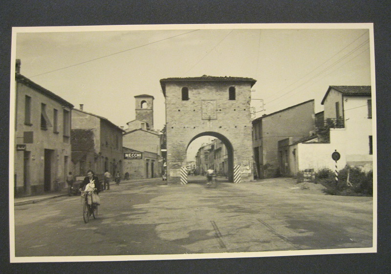 Faenza. Entrata della città verso Forlì, 26 agosto 1953. Fotografia originale